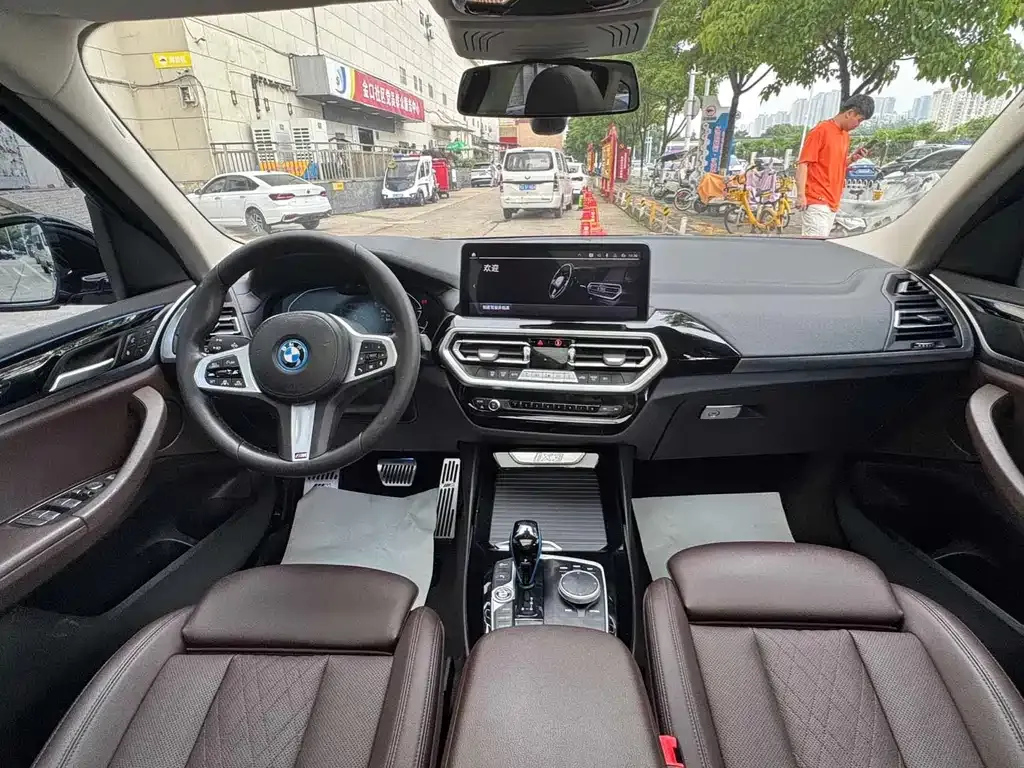 BMW iX3 — фото 10