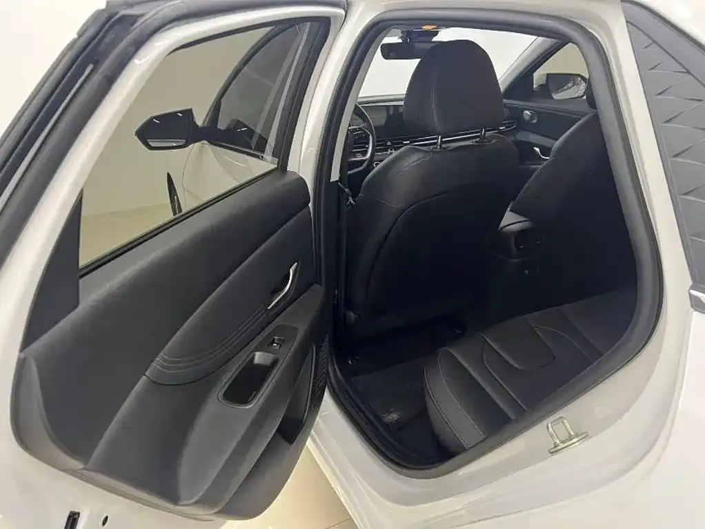 Hyundai Elantra — фото 8