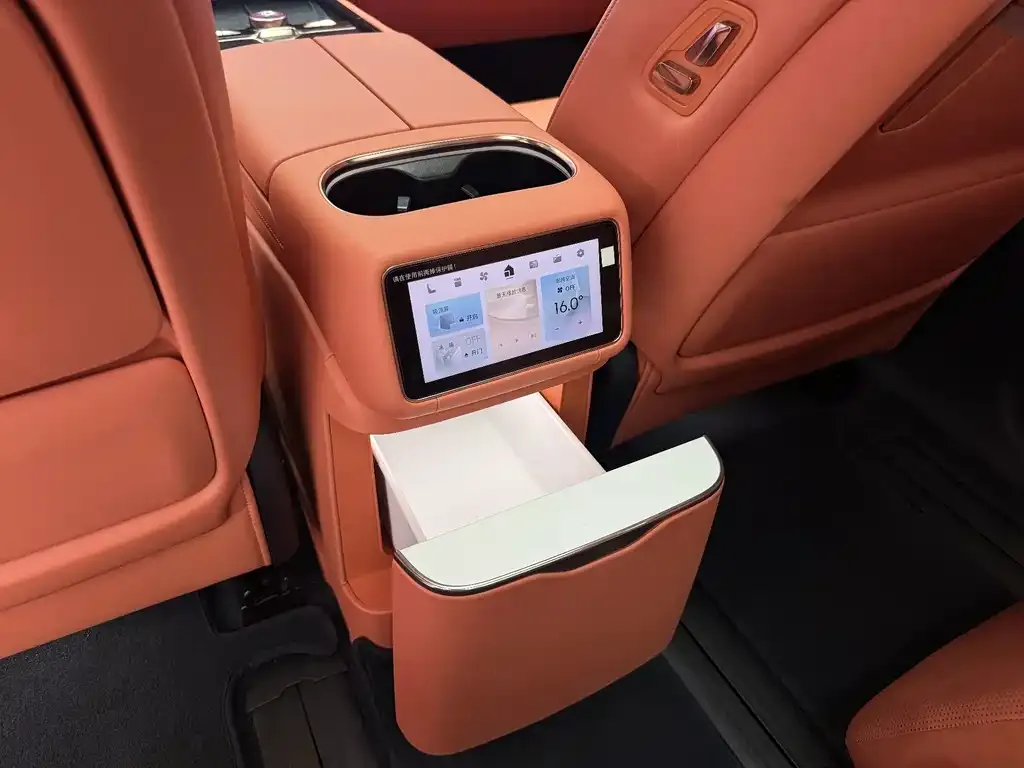 Lynk & Co 900 — фото 9