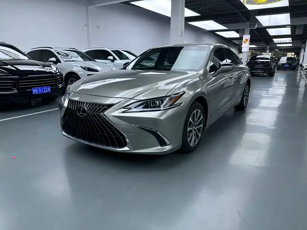 Lexus ES — фото 1