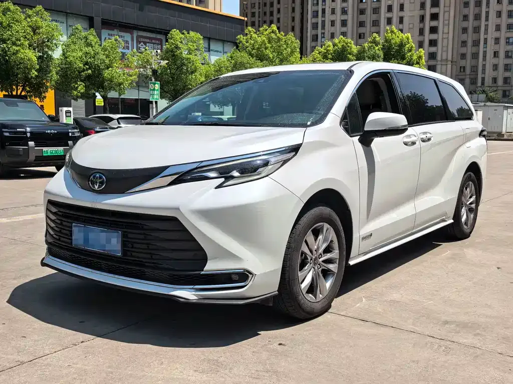 Toyota Sienna — фото 1