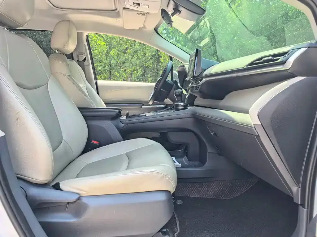 Toyota Sienna — фото 2