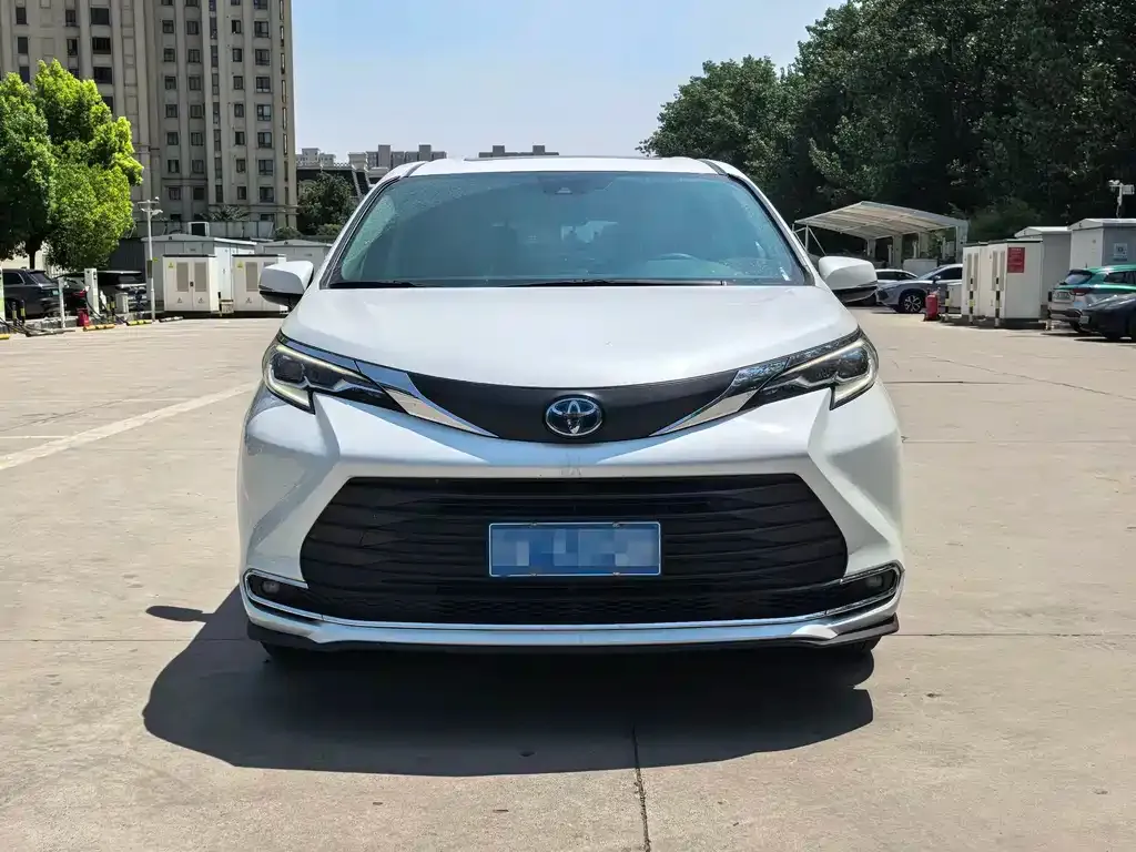 Toyota Sienna — фото 4