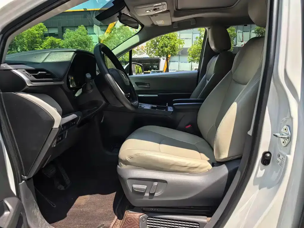 Toyota Sienna — фото 9