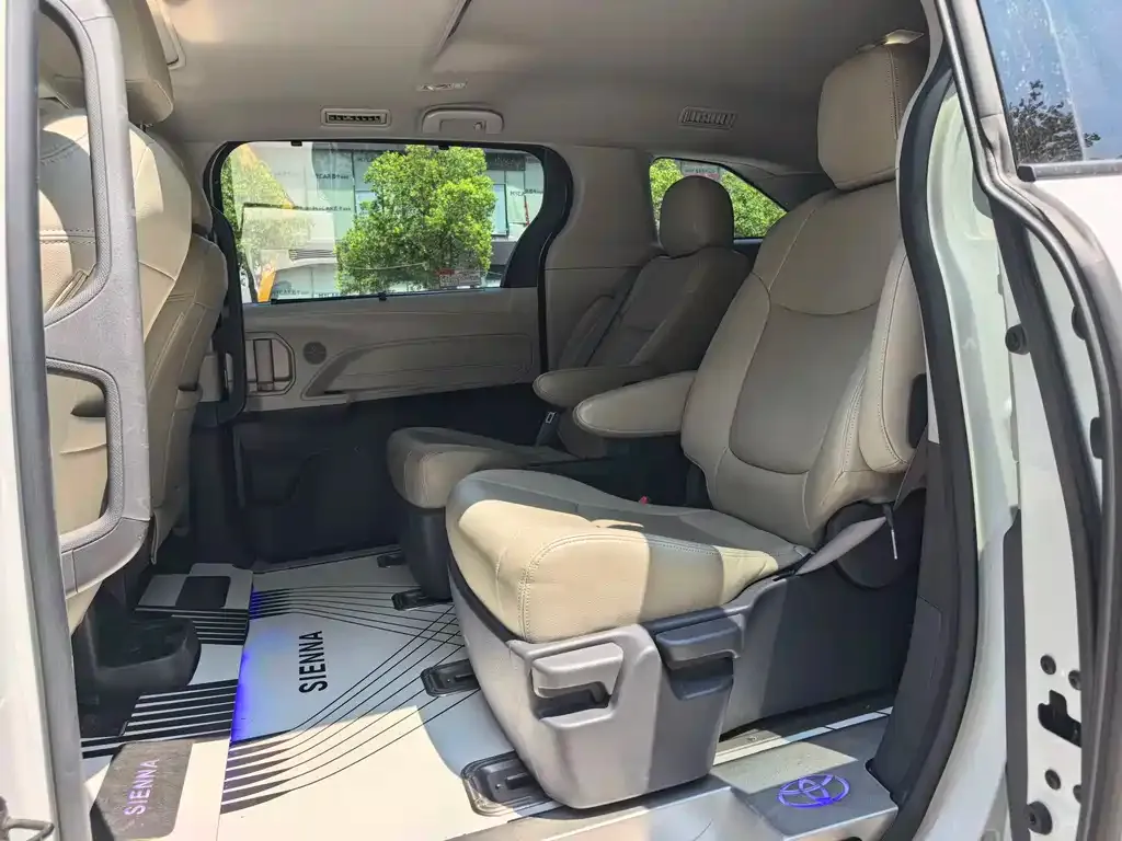 Toyota Sienna — фото 3