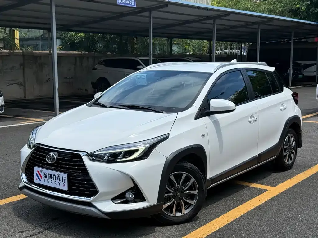 Toyota Yaris L — фото 1