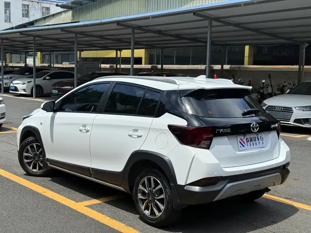 Toyota Yaris L — фото 4