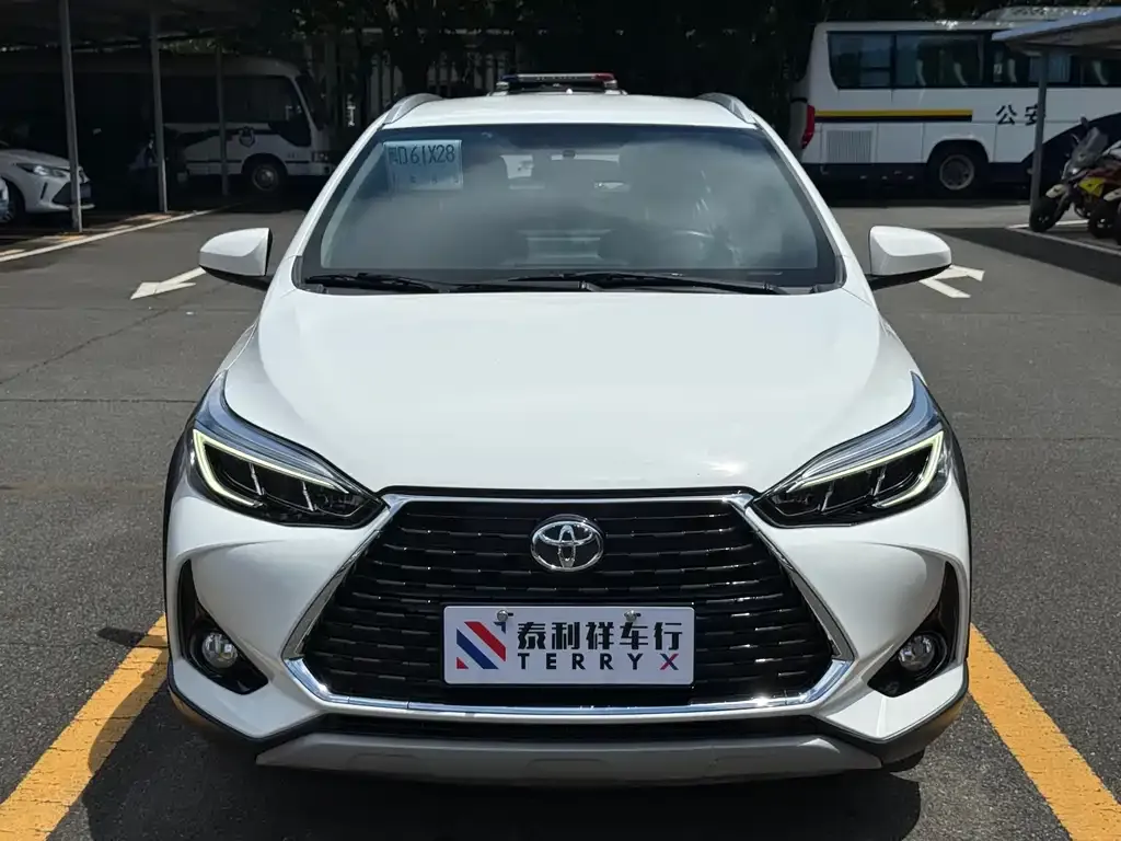 Toyota Yaris L — фото 2