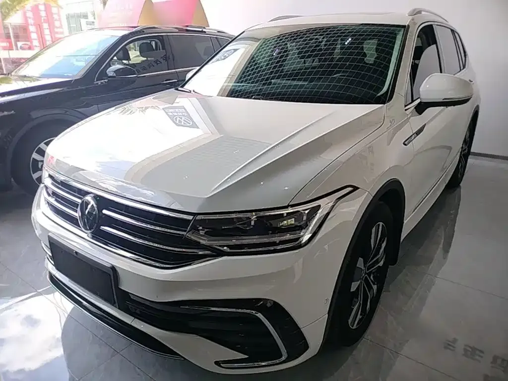 Volkswagen Tiguan L — фото 1