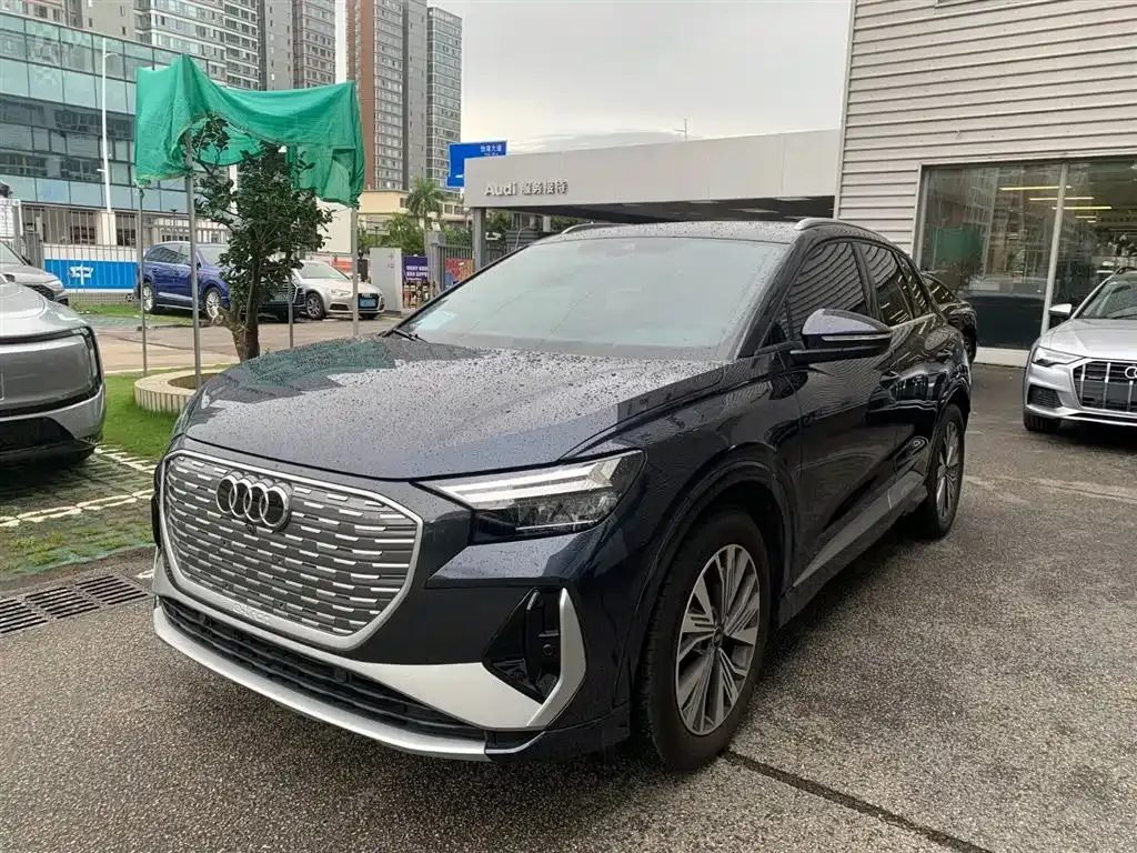 Audi Q4 e-tron — фото 1