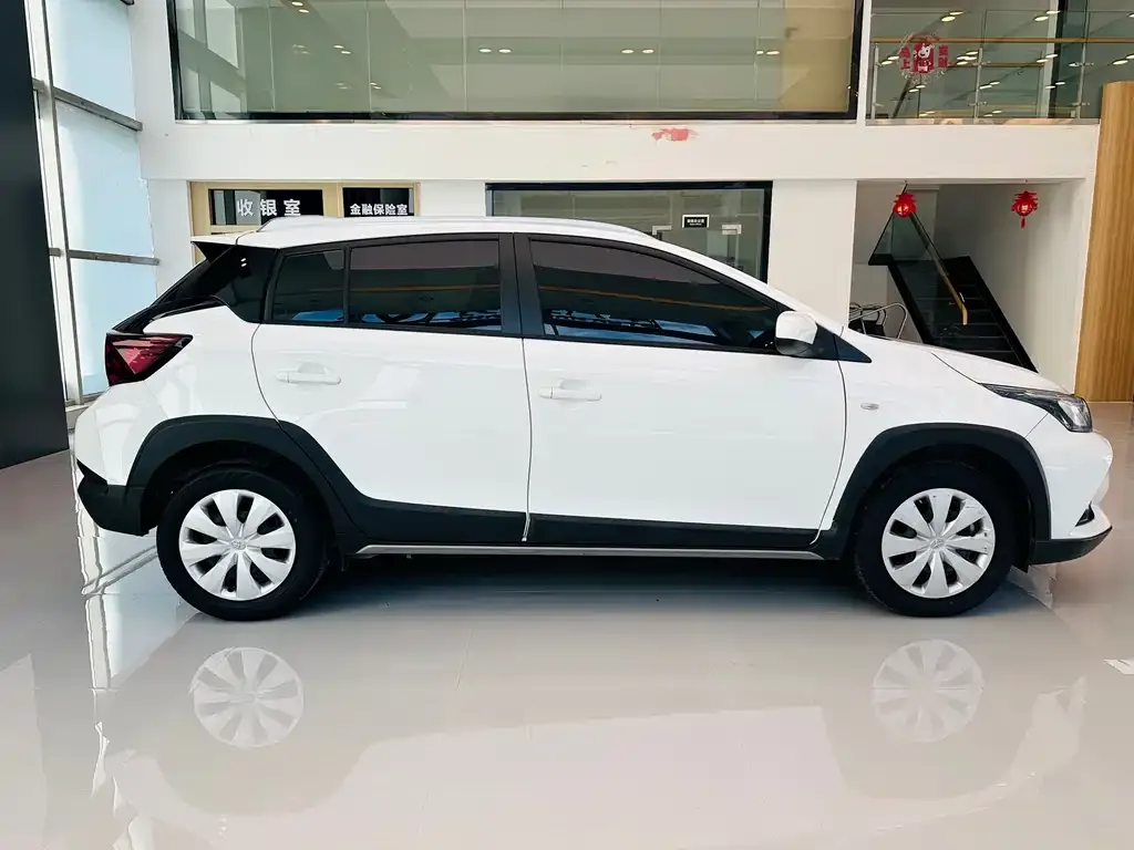 Toyota Yaris L — фото 2