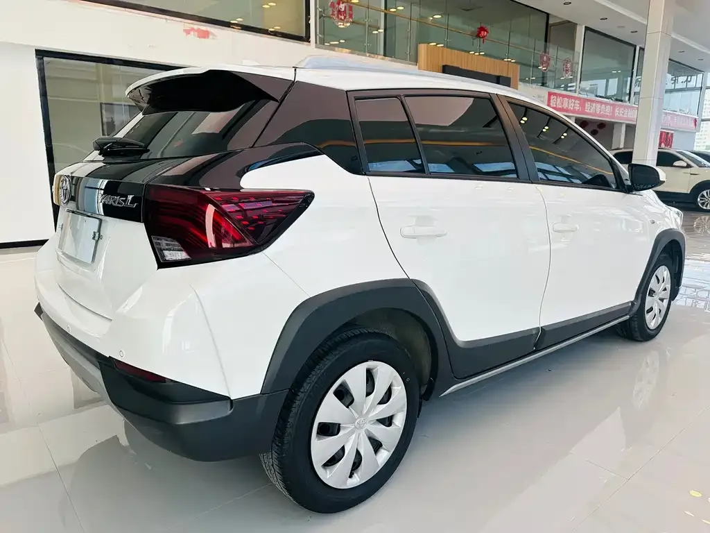 Toyota Yaris L — фото 4