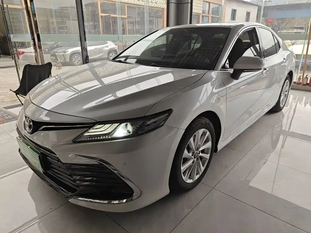 Toyota Camry — фото 1
