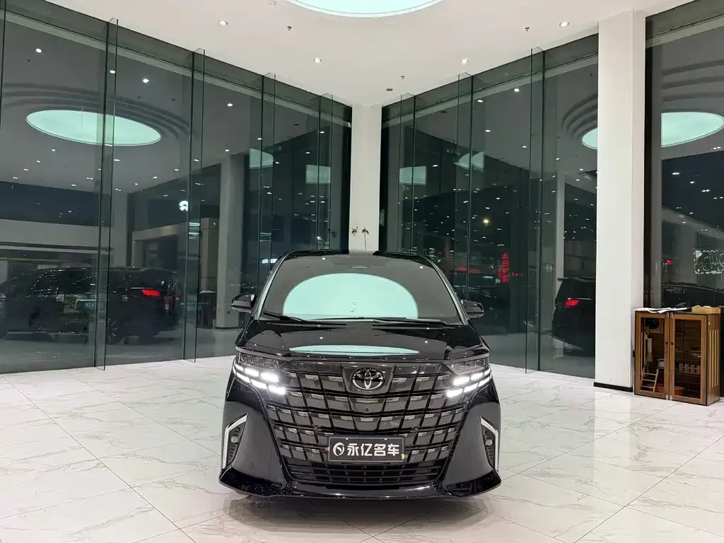 Toyota Alphard — фото 1