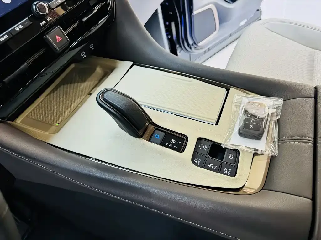Toyota Vellfire — фото 10