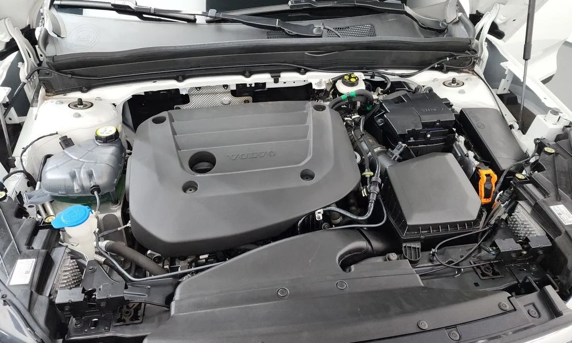 Volvo XC40 — фото 10