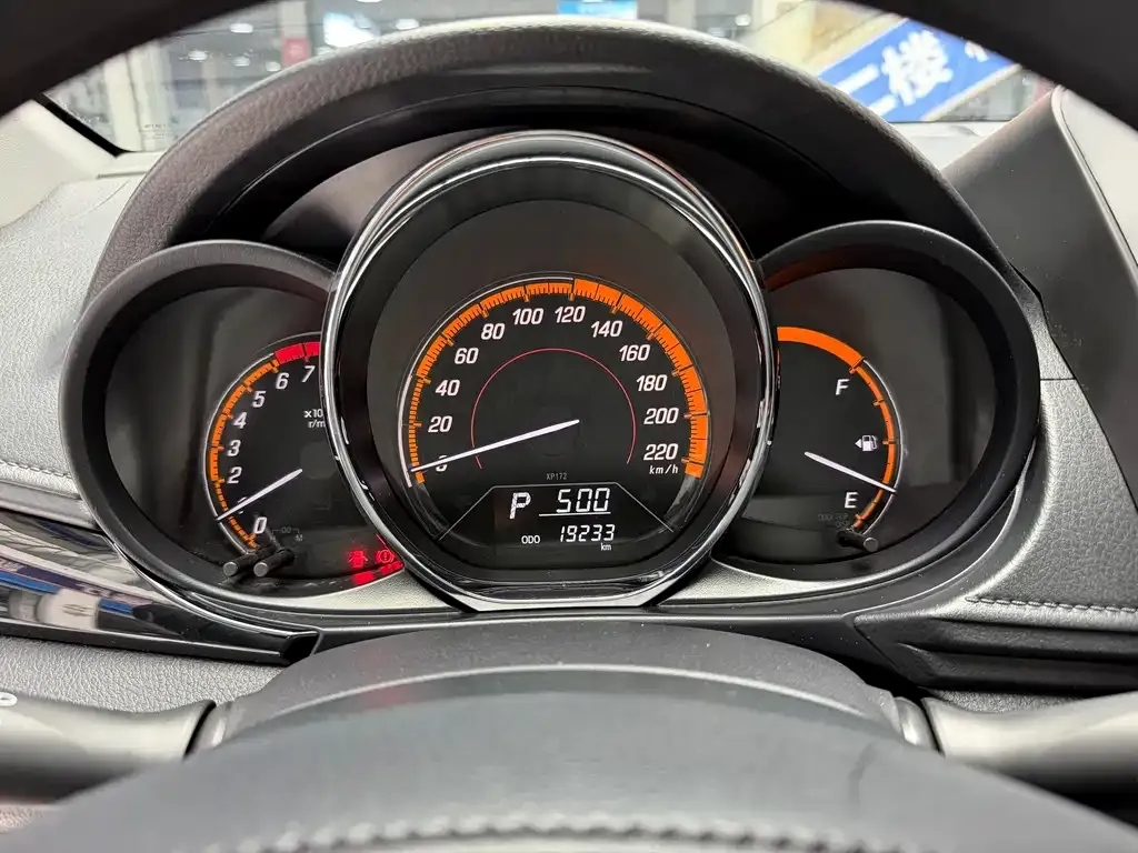 Toyota Yaris L — фото 4