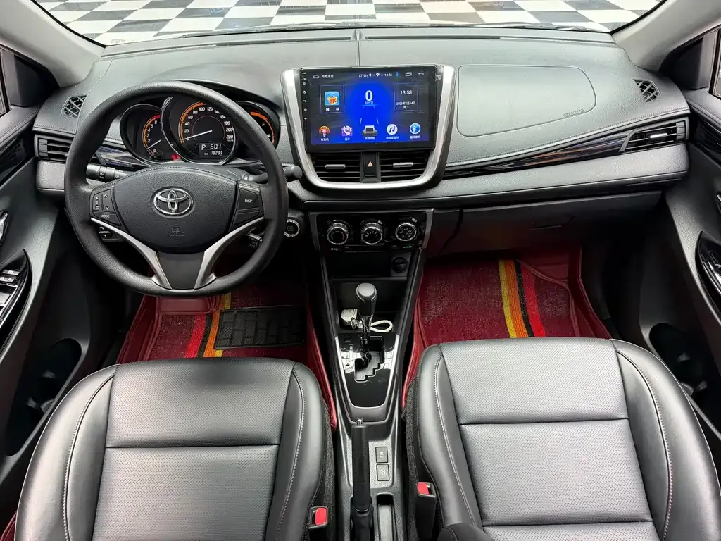 Toyota Yaris L — фото 2