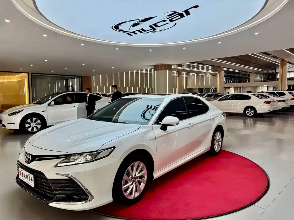 Toyota Camry — фото 1