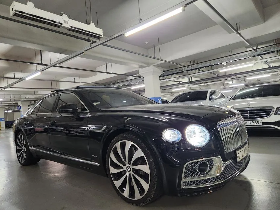 Bentley Flying Spur — фото 1