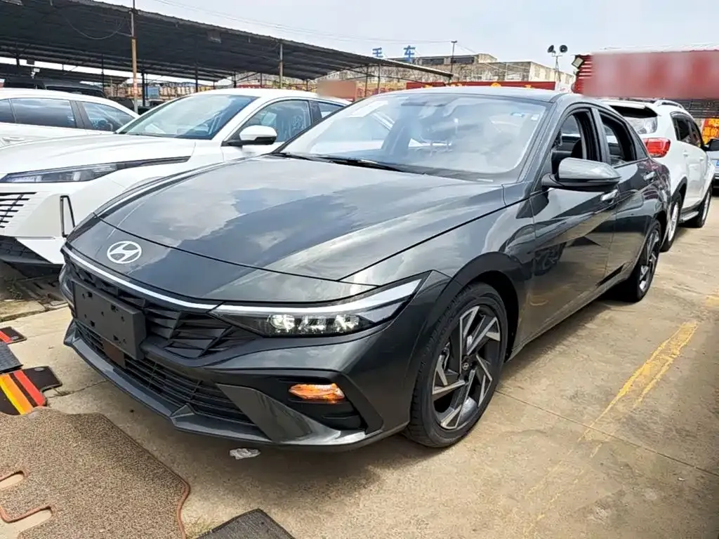 Hyundai Elantra — фото 1