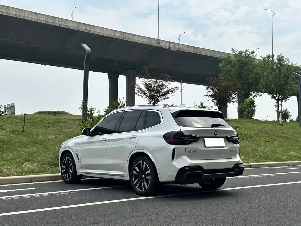 BMW iX3 — фото 4