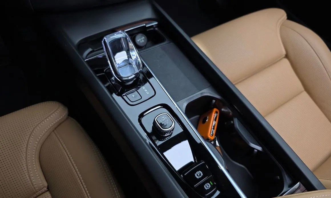 Volvo XC60 — фото 10