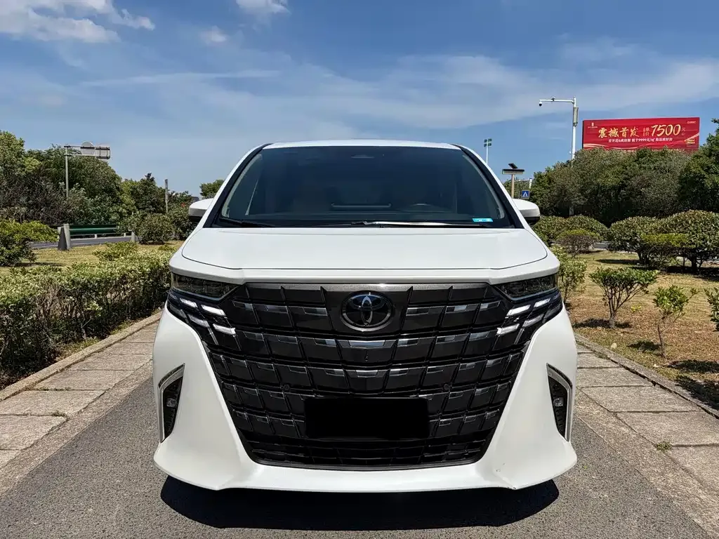 Toyota Alphard — фото 1