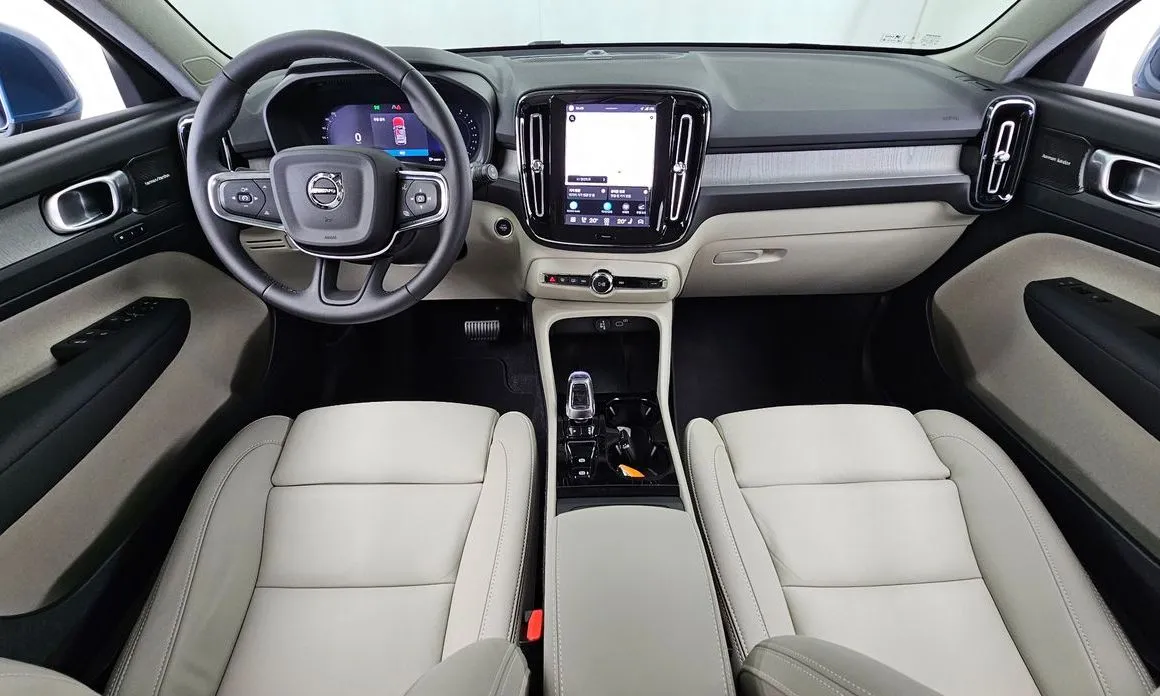 Volvo XC40 — фото 10
