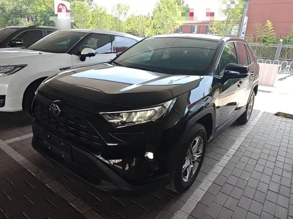 Toyota RAV4 — фото 1