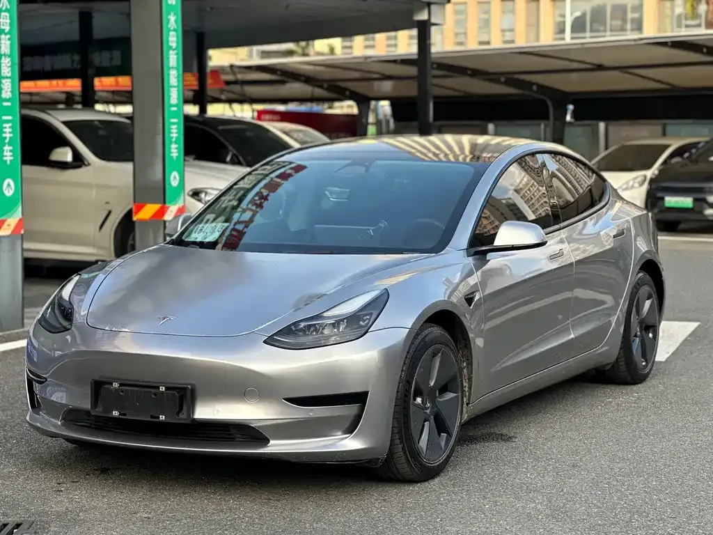 Tesla Model 3 — фото 1