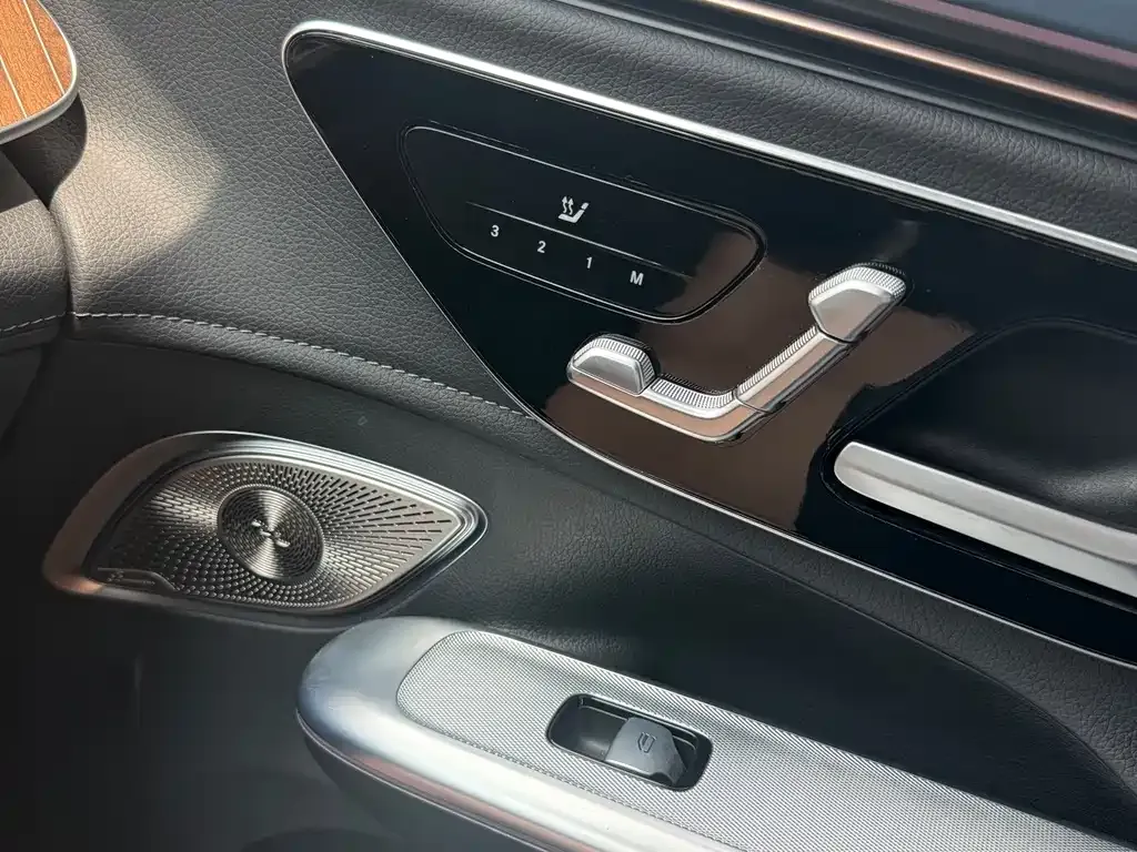 Mercedes-Benz EQE SUV — фото 7