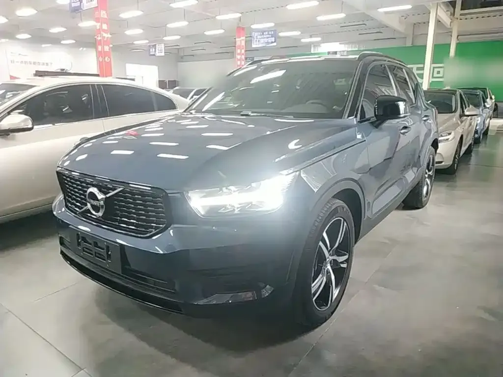 Volvo XC40 — фото 1