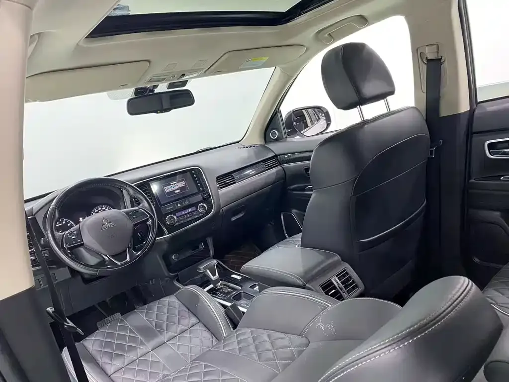 Mitsubishi Outlander — фото 4