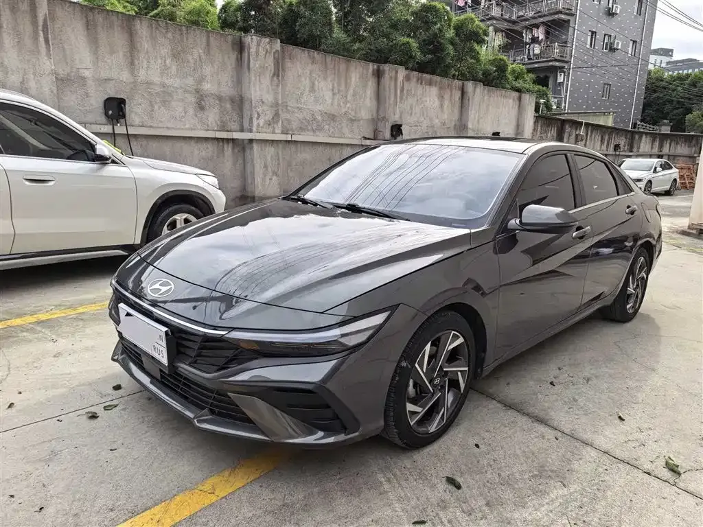 Hyundai Elantra — фото 1