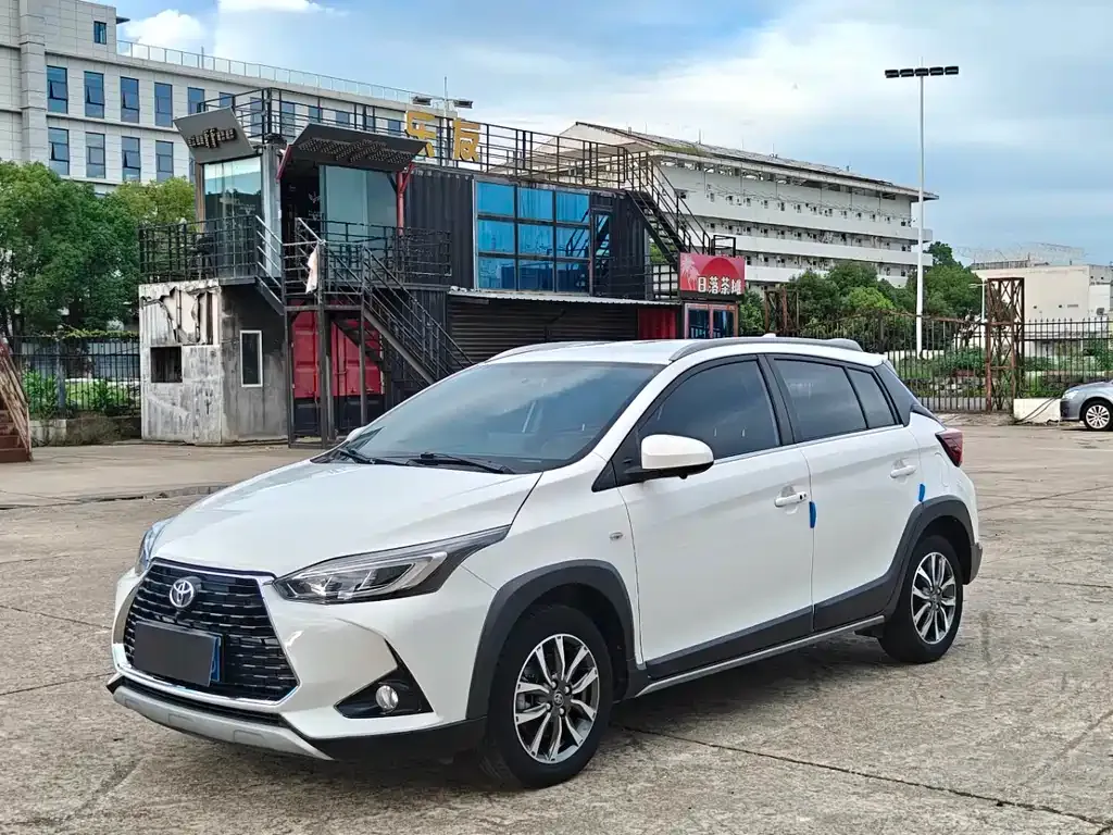 Toyota Yaris L — фото 1