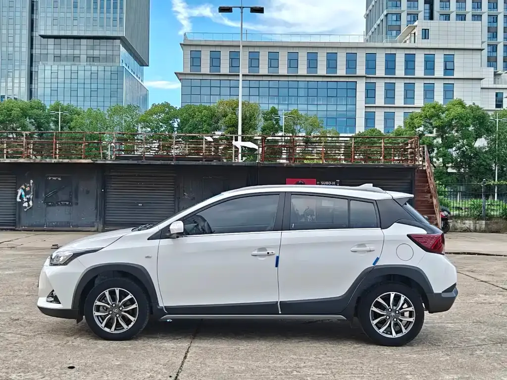 Toyota Yaris L — фото 10