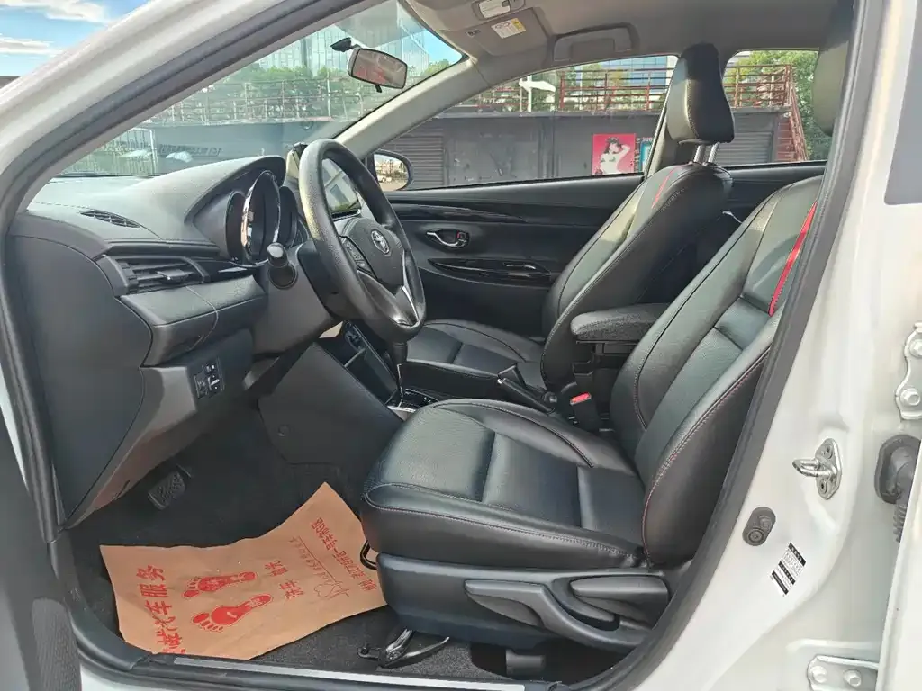 Toyota Yaris L — фото 2