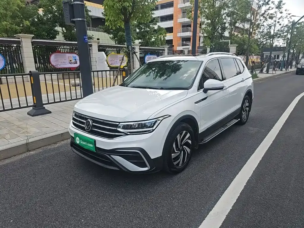 Volkswagen Tiguan L — фото 1