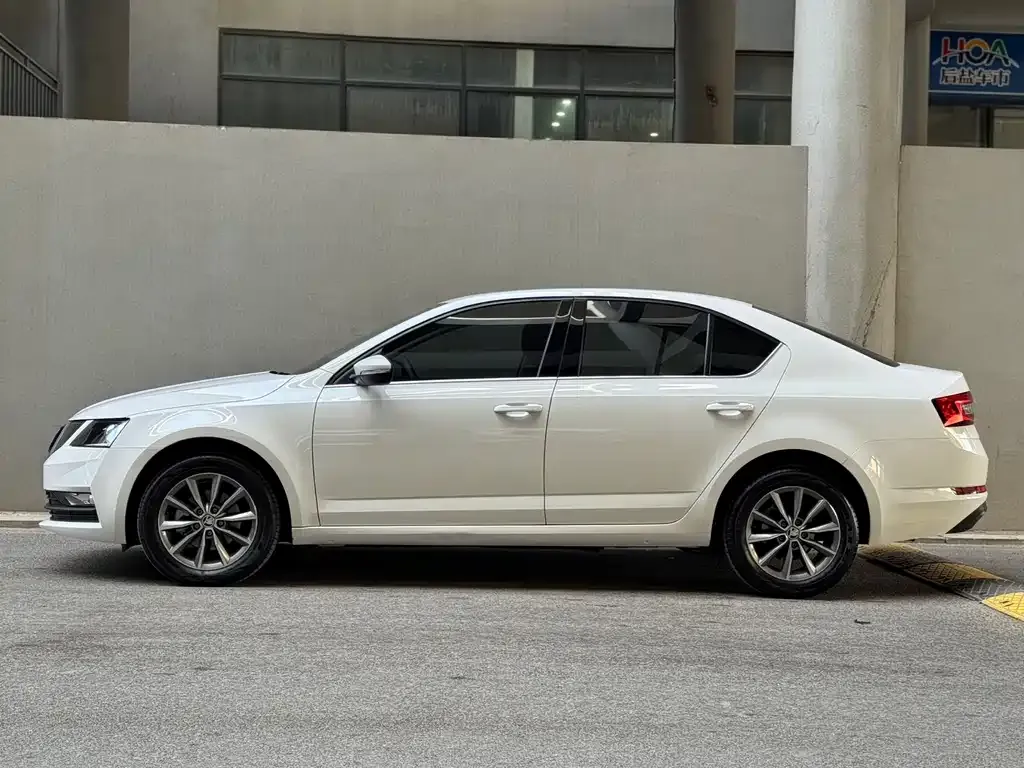 Skoda Octavia — фото 2