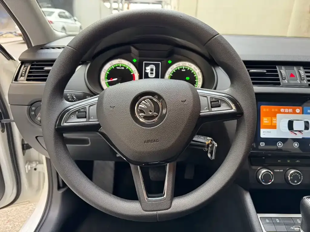 Skoda Octavia — фото 5