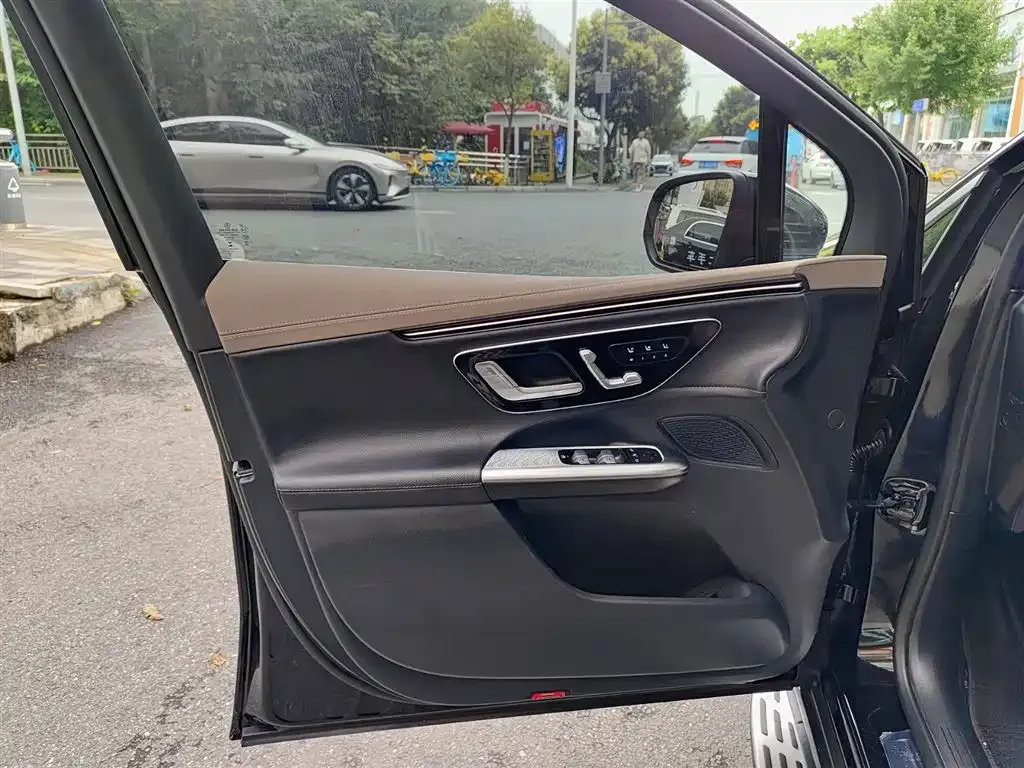 Mercedes-Benz EQE SUV — фото 4