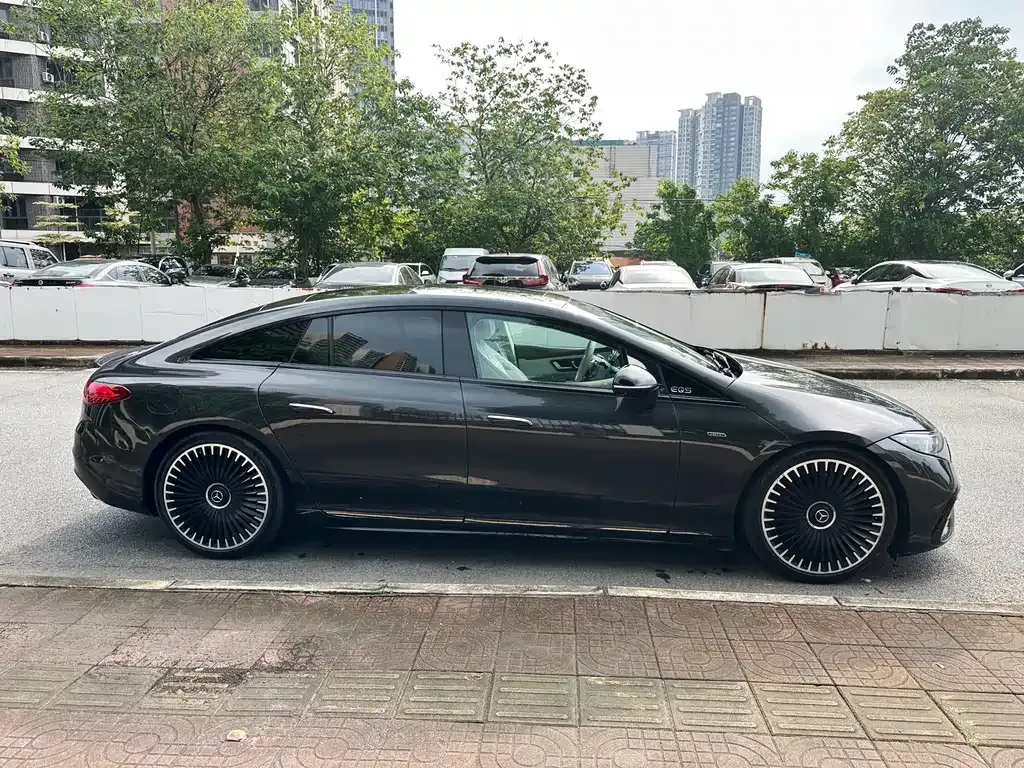 Mercedes-Benz EQS AMG — фото 3