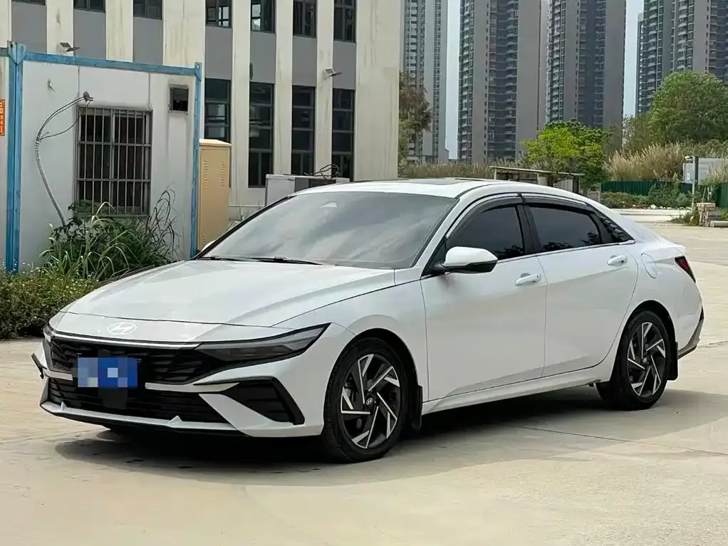 Hyundai Elantra — фото 1
