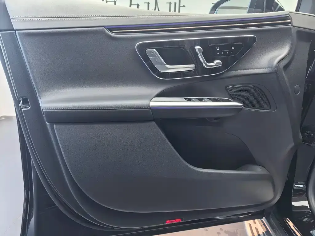 Mercedes-Benz EQE SUV — фото 4