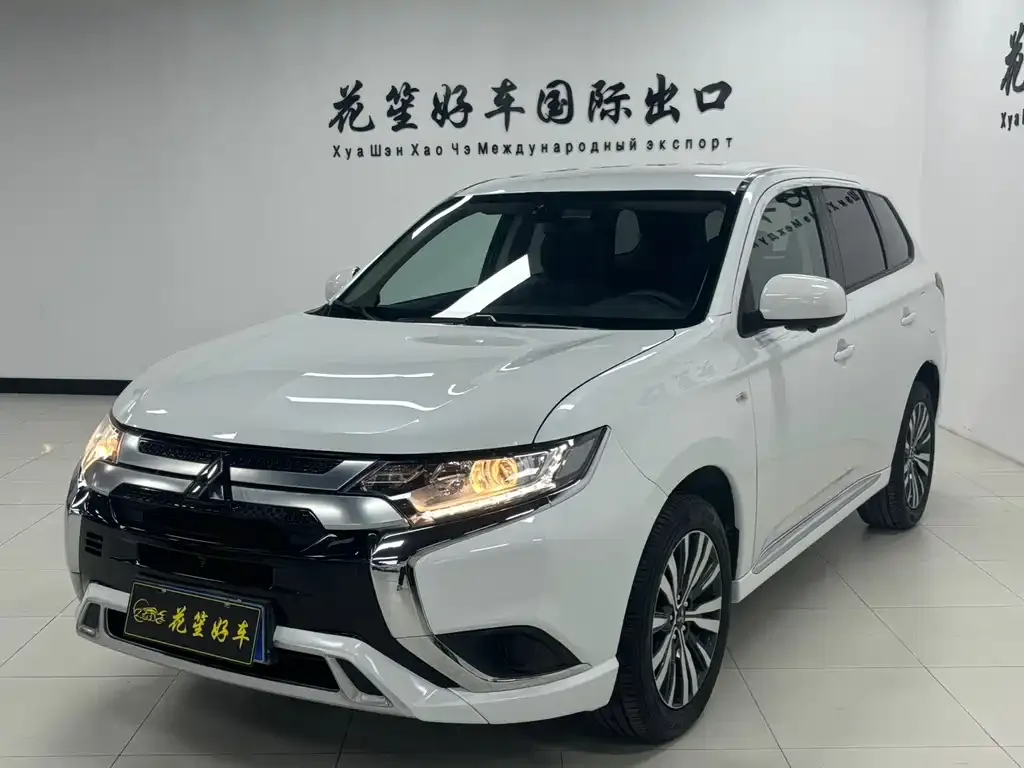 Mitsubishi Outlander — фото 1