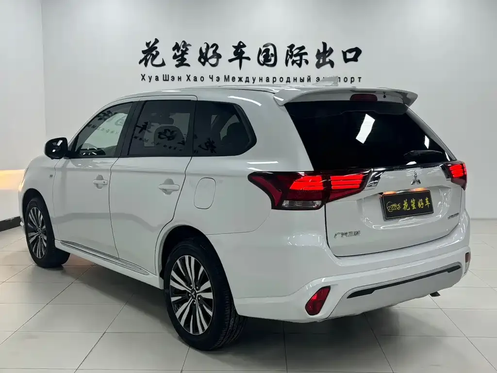 Mitsubishi Outlander — фото 5