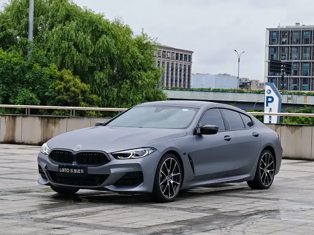 BMW 8 Series — фото 1