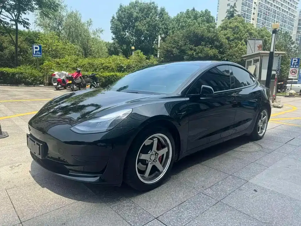 Tesla Model 3 — фото 1