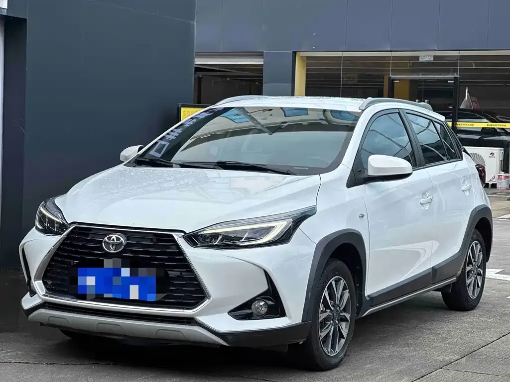 Toyota Yaris L — фото 1